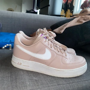 Nike air force 1 - Ljusrosa air force 1 med lackdetaljer, som nya, använda 1 gång. Nypriset är ca 1 200kr stl 38 Billigare vid snabb affär!