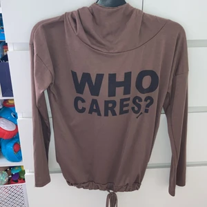 Tröja  - Ärvd men jag själv använt 1-2 gånger, färgen passade inte på mig:) den har även fickor vid magen, inga anmärkningar 