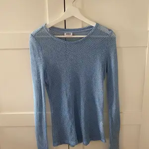 Virkad ljusblå tröja från Weekday i storlek M. Inga tecken på slitage🦋🦋