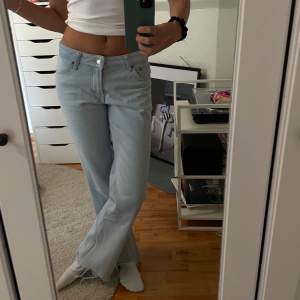 90s flare low waist jeans från HM!💗 använda endast en gång, nypris 399kr! Superfina och bekväma jeans⭐️ jag är 173cm lång för referens!!