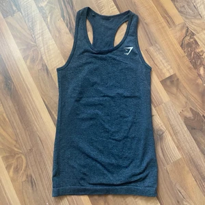 Gymshark träningslinne - Ett träningslinne från gymshark i väldigt bra skick.  Fler bilder kan skickas vid önskemål, storlek xs🌸 fraktar men kan även mötas upp i Stockholm.