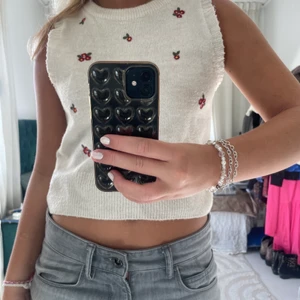 Stickad väst - Så söt stickad väst med broderier från zara! Från barnavdelningen men skulle säga att den är en S/XS🫶🏽 verkligen så fin, köpare står för frakt
