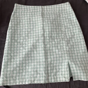 Rutig kjol 36 - Rutig kjol från New Look i storlek 36. Dragkedja i sidan. Aldrig använd 