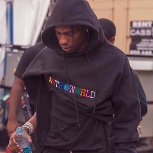 ASTROWORLD HOODIE - Astroworld Hoodie i storlek M, unisex. Få gånger använd, köpt på Travis Scotts merch. Texten ”Astroworld” är broderad på framsidan, och texten ”Wish you were here” är tryckt på baksidan. Frakt kostar 66 kr! 