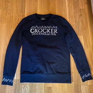 Sweatshirt Med Eld Detaljer (S) - Sweatshirt Med Eld Detaljer, Storlek S. Trycket är inte det bästa men annars fint skick! 