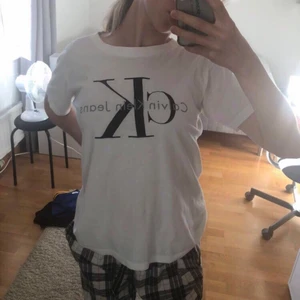 Vit Calvin Klein t-shirt  - Säljer min älskade Calvin Klein t-shirt då den inte riktigt är min stil längre! Den har så otroligt skönt och fint material verkligen, och den är i jättefint skick💗💗 pris går att diskutera såklart! (fungerar lika bra för killar som tjejer!)