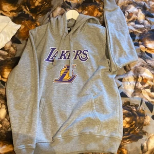 En lakers hoodie - Lakers hoodie st L. Hoodien funkar som st M också. Inte kommit till användning och drf säljer jag den. Jätte bra skick. 