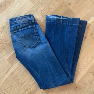 Lågmidjade Replay jeans W26 L32 - Replay jeans med jättesöta detaljer. Dem är flare/bootcut och lågmidjade. Så tråkigt att jag behöver sälja dessa eftersom jag verkligen älskar dem men tyvärr har de blivit aningen för små för mig. Pris kan diskuteras💗