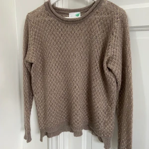 Stickad tröja  - Säljer den här otroligt fina stickade tröjan som knappt är använd! Står ingen storlek i tröjan men skulle säga att den är i storlek M. Köparen står för frakten 