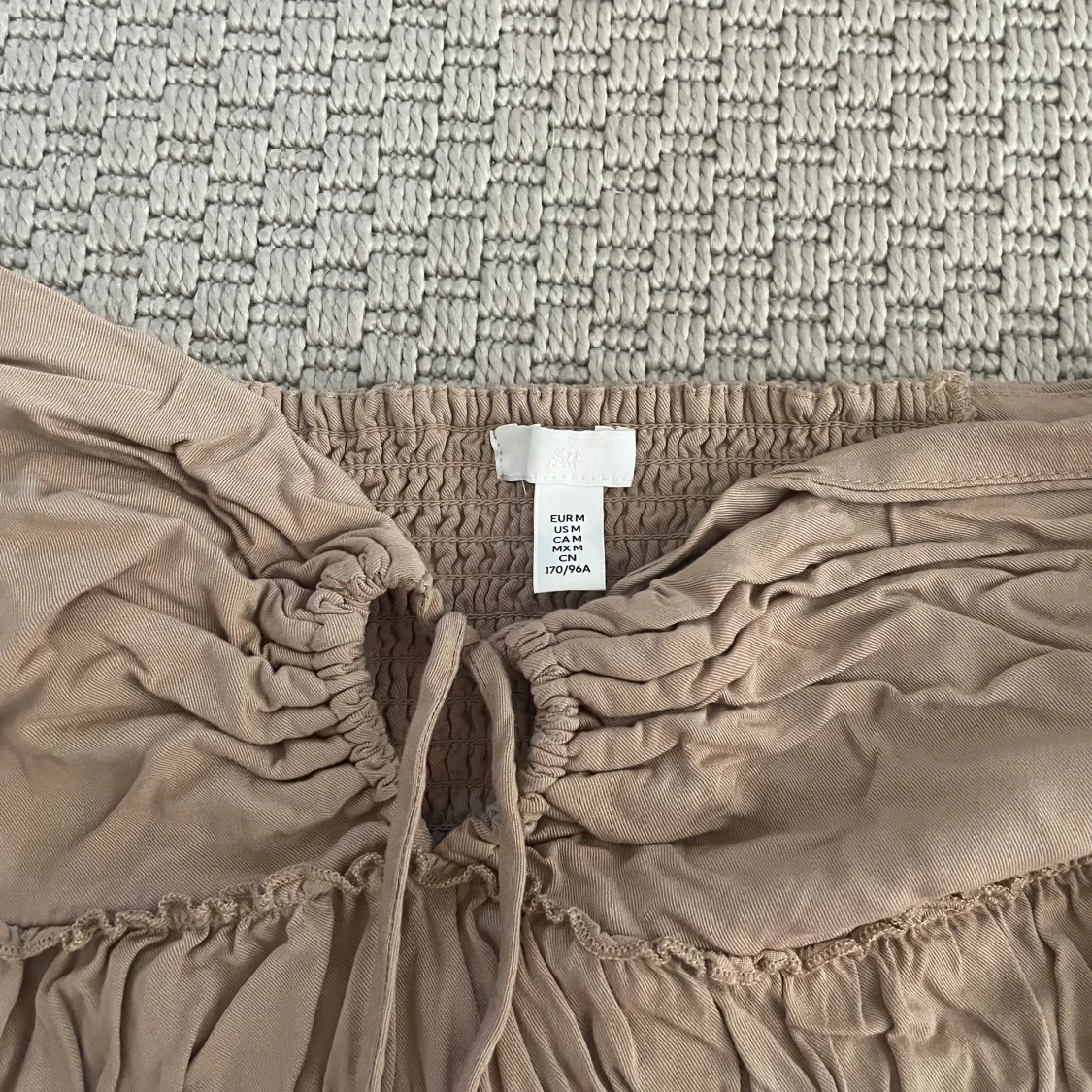 Beige klänning med snörning - 91