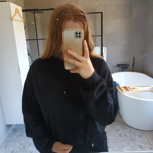 Svart mysig tröja - Väldigt fin svart tröja passar till det mesta. Endast använd en gång. fint skick.