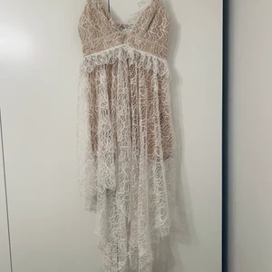 Klänning i spets från Acler - Spetsklänning i vit och beige från Acler. Storlek M (38-40). Superfin till festliga tillfällen som student, bröllop och midsommar.   Nypris ca 5000 kr. Endast använd en gång.  1000 kr eller högst bjudande. Ev frakt tillkommer.