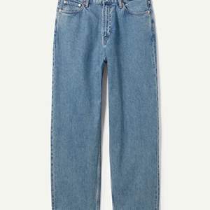Dessa jeans från weeekday är väldigt snygga och riktigt sköna modellen heter Galaxy och nypris ligger på runt 600kr. De är i väldigt bra skick