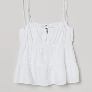 Vit topp🤍 - Säljer denna vita topp använd ett par gånger. Köpt för 120kr säljer för 60kr💓