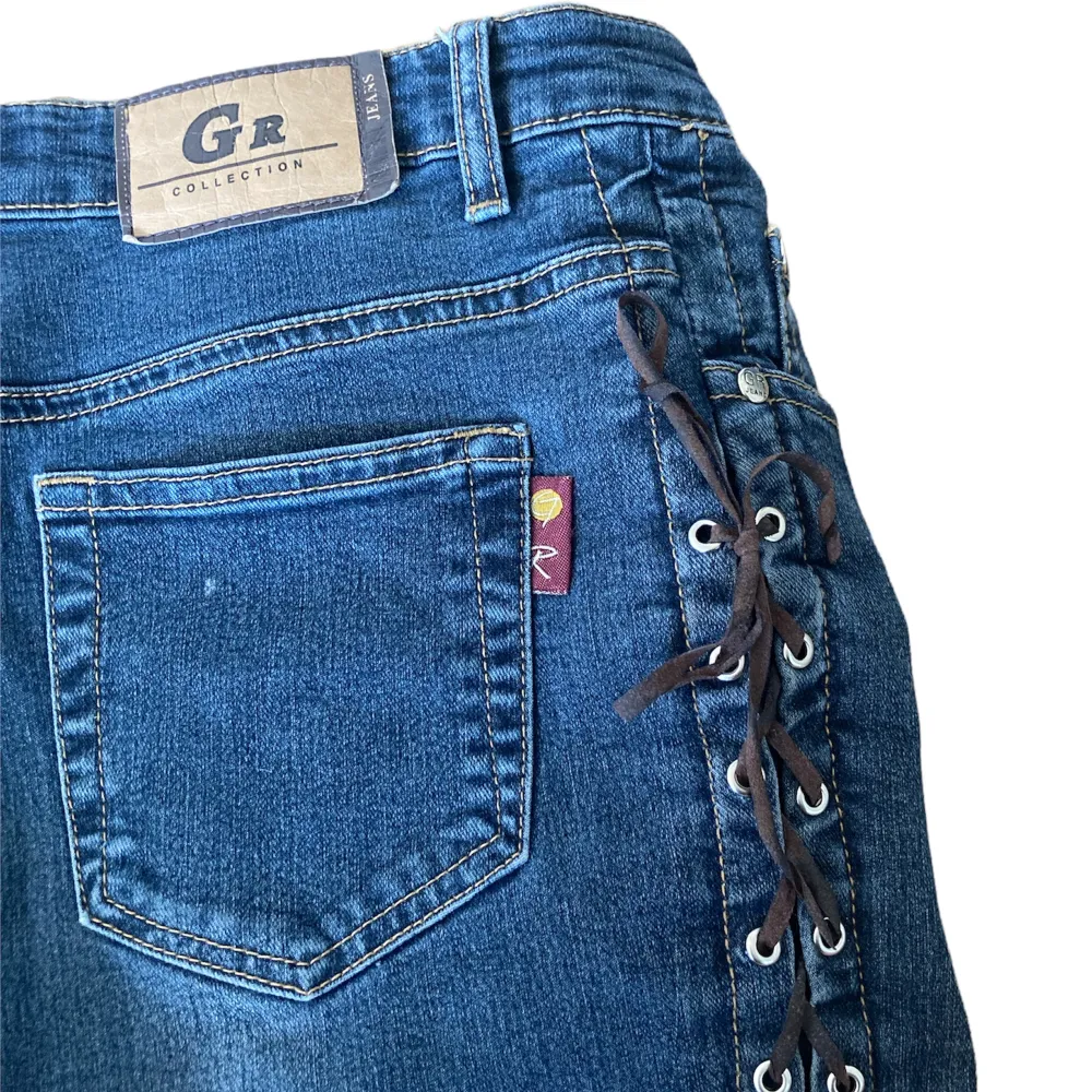 Jag säljer de här super coola GR jeansen som är middwaist på mig och bootcut. Men snörning på sidorna. Innerbenslängden är 78 cm och midjemåttet är 76❤️frakt tillkommer❤️. Jeans & Byxor.