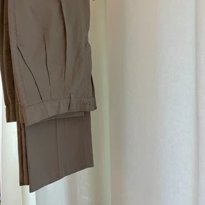 Grå kostymbyxor - Grå kostymbyxor. Vet inte storlek, men för lite större passform skulle jag säga S. Frakt tillkommer