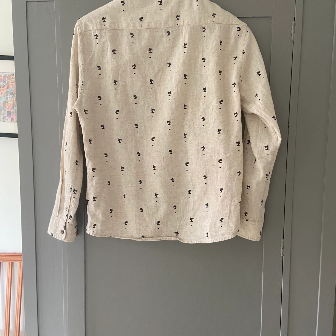 Ljusbrun skjorta med palmmönster - 90