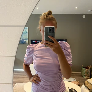 Lila top  - Snygg lila top i storlek 38 från Nelly. Har inte varit använd mycket  💜💜💜