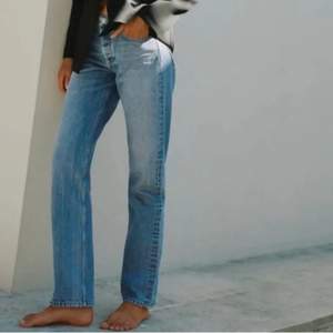 Blå midrise zara jeans med bra kvalite. Knappt använda, använt cirka 3 gånger men säljer nu pågrund av att dem inte längre passar mig. Om du vill ha mer bilder med jeansen på skriv till mig privat❤️