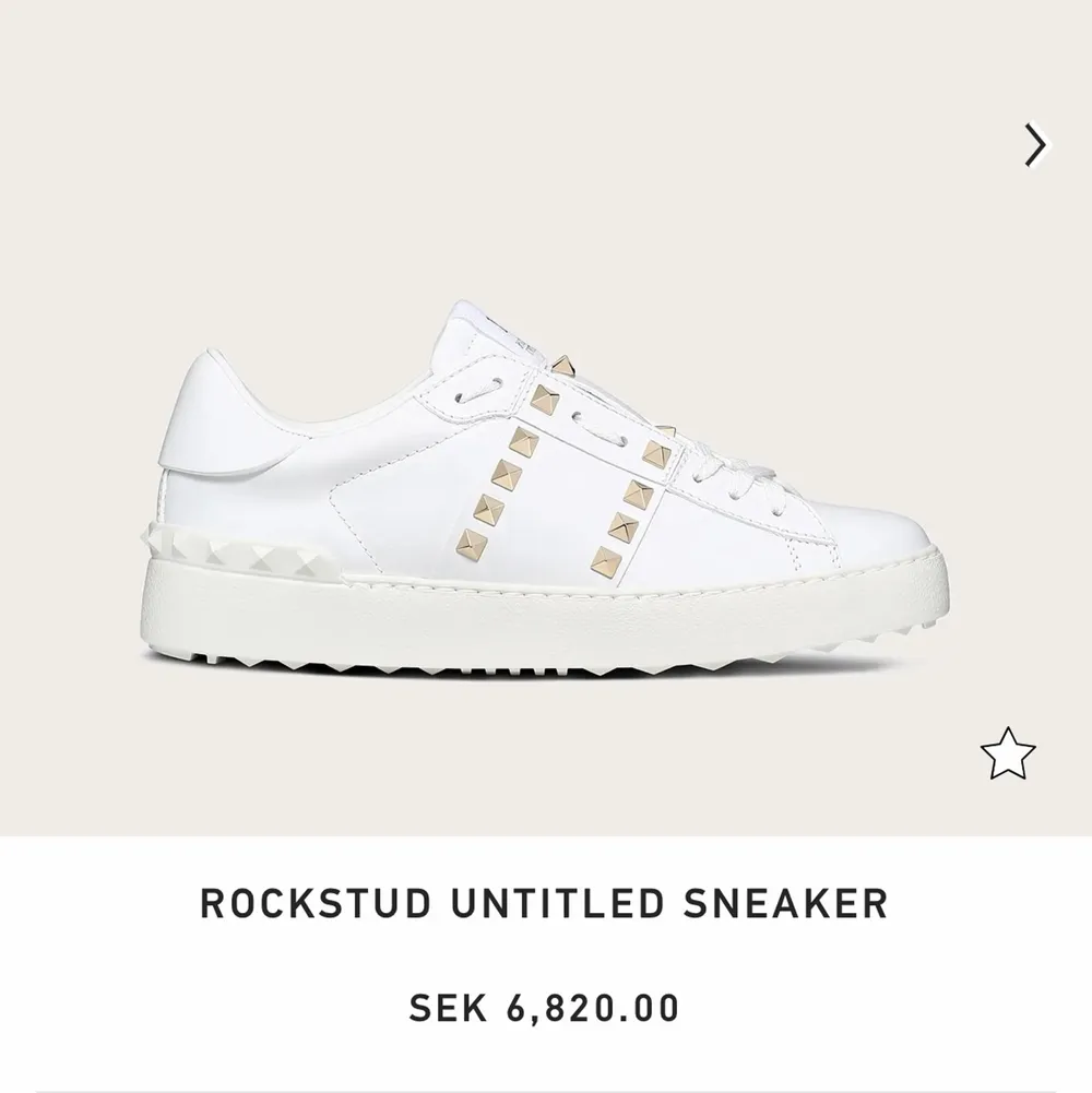 As fina vita Valentino sneakers i storlek 37, dom passar mellan 36-38 i storlek. Dom är lite slitna därav priset, köpare står för frakt. Du får me boxen. OBS finns en defekt vid hälen jag skickar bild på privat vid intresse. Pris kan diskuteras.❤️. Skor.