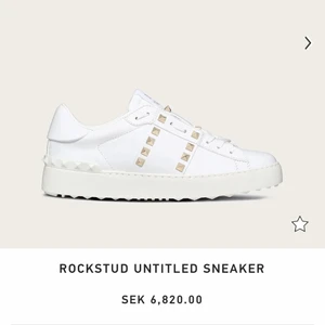 Valentino skor  - As fina vita Valentino sneakers i storlek 37, dom passar mellan 36-38 i storlek. Dom är lite slitna därav priset, köpare står för frakt. Du får me boxen. OBS finns en defekt vid hälen jag skickar bild på privat vid intresse. Pris kan diskuteras.❤️