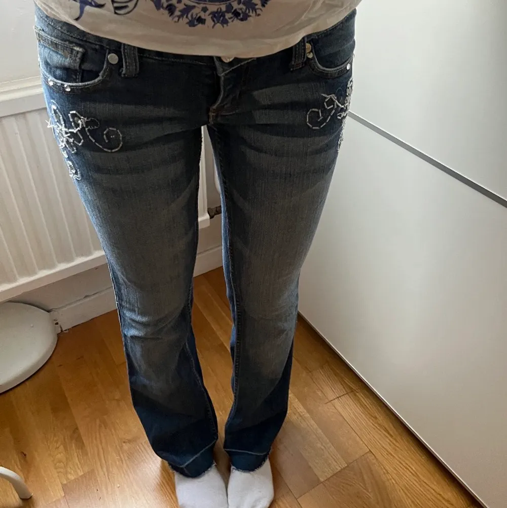 Intressekoll på  dessa jätte snygga low Waist  jeans, de passar st xs-m det bror på hur man vill att jeansens ska sitta, köparen står för frakten,skriv om ni har frågor privat💕💗💗. Jeans & Byxor.