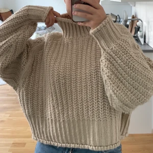 Chunky knit sweater - Stickad beige polotröja från H&M i strl S o begagnat skick 💌 Fraktas spårbart för 59 kr 🧚🏼‍♀️