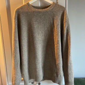 Stickad tröja från weekday - Fin beige stickad tröja från weekday Skick 8/10 Ord pris: 800kr 