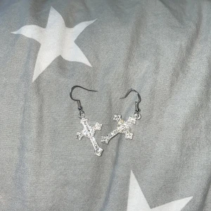 kors örhängen <3 - kors örhängen ( handgjorda )<3