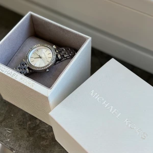 Michael kors klocka  - Väl använd och har en liten repa i glaset som endast syns ifall man kollar nära i ljuset. Annars är den i väldigt bra skick ✨👌🏼 Finns även förlängning till bandet på klockan som tillkommer. Kan endast frakta och det blir spårbart via postnord 😋