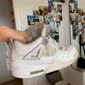 Ett par jordan 4 pure money, har tyvärr ingen box men har kvitto, tar emot trades. Bara att skriva om ni har frågor! Skickar med spårbar frakt. 