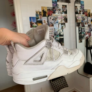 Jordan 4 pure money - Ett par jordan 4 pure money, har tyvärr ingen box men har kvitto, tar emot trades. Bara att skriva om ni har frågor! Skickar med spårbar frakt. 