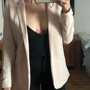 Rosa blazer - Strlk 38, rosa blazer med tight passform. Använd få gånger