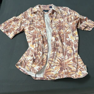 Hawaii skjorta L/XL (köpare står för frakt) - Inte helt säker på storlek eftersom det inte står på plagget men ser ut o vara L eller XL