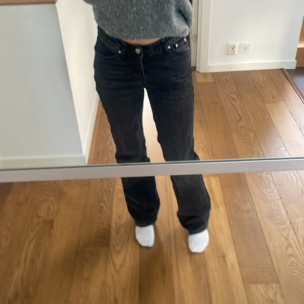 Gråa jeans som är skitsygga men lite stora för min smak. Är 170 lång och de är långa på mig. Köpare står för frakt.💕. Jeans & Byxor.