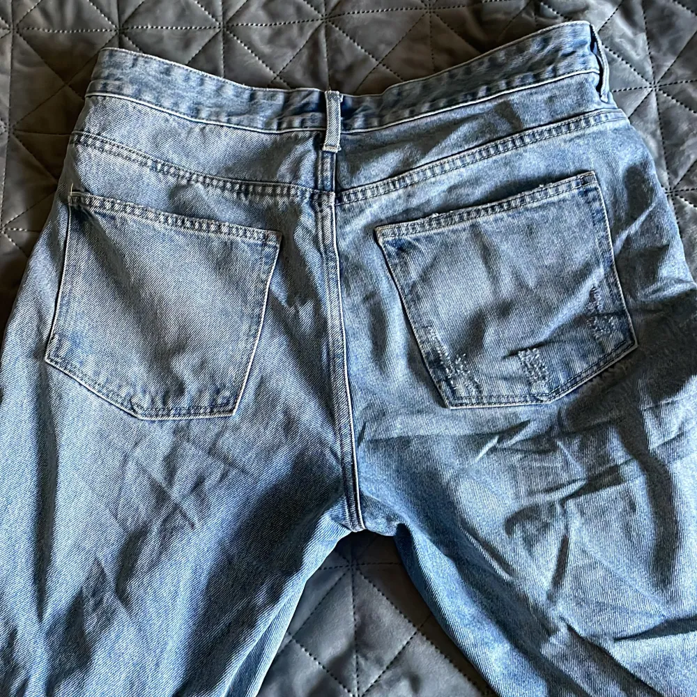 Bra skick använda ett fåtal gånger, mid rise straight jeans som passade mig som var 169. Säljer för de är förstora för mig, de har inga synliga skador eller fläckar och inget jag vet om.  Ps. De är stora i låren💕 Köparen står för frakt!. Jeans & Byxor.