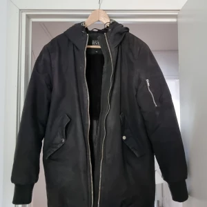 Bomberjacka Lång modell - Varm och skön Bomberjacka som inte kommer till användning 🙂 Mycket fint skick och kan tvätras innan leverans.  Köparen står för frakten 💕