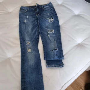 Jeans - Endast använda ett fåtal gånger och sen blev dem för stora 🙂 Köparen står för frakten 💕