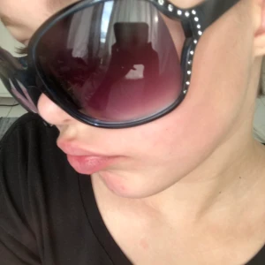 2000s brillor - Skitsnygga brillor i 2000-tal stil med rhinestones på sidan, de sitter bra oxå! Skriv om nån vill köpa😺😺