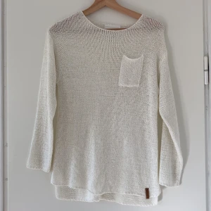 Tröja - En vit tröja som tyvärr inte kom till användning. Köpt second hand. Budgivning om flera intresserade☺️