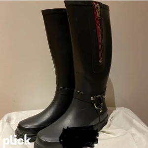 Gummistövlar  - Säljer dessa fina stövlar som jag köpt här, de va tyvärr för små . Stl 38 men passar nog mer som stl 36.