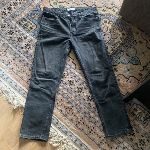 Gråa Jeans - Mörk gråa jeans