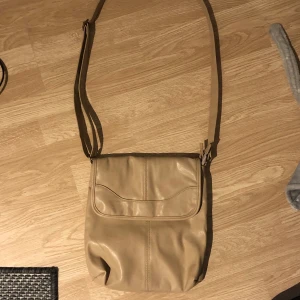 Handväska  - Beige handväska med justerbart axelband. ca 28cm lång och 26cm bred :) 50kr + 66kr frakt ! 