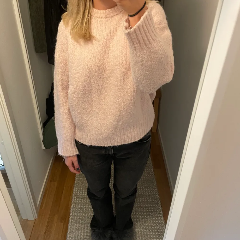 Sååå fin rosa stickad tröja från zara. Köptes förra hösten men inte så använd… sitter lite oversized vilket jag tycker är väldigt fint!. Stickat.
