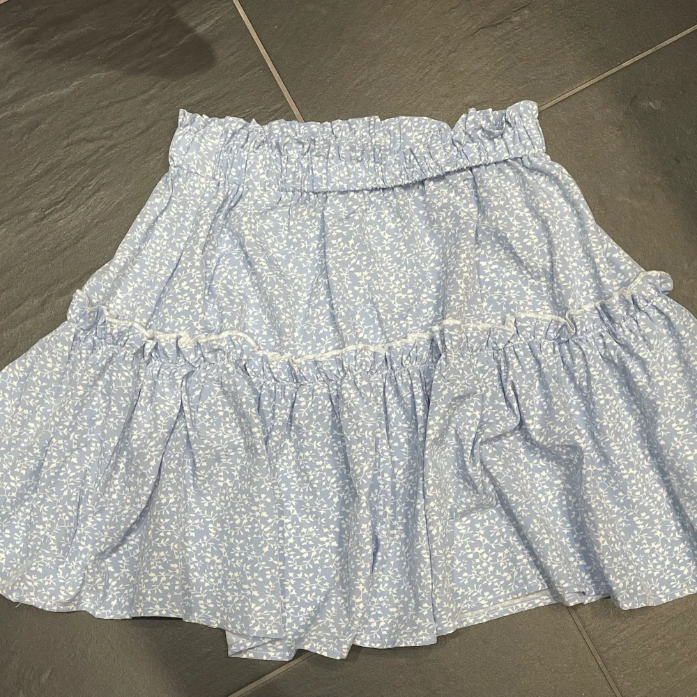 Säljer denna kjolen får SHEIN då den inte används, använd en gång i storlek S. Kjolar.