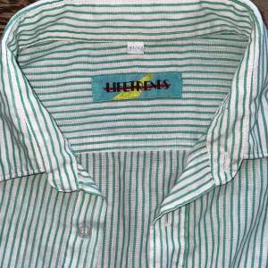 Grönrandig skön linneskjorta i storlek 41/42 så den sitter oversized på mig som är strl: 36. (Pris + Frakt)✨ 