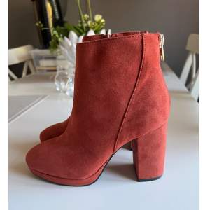 Super fina boots i mockaimitation, endast provade aldrig använda ute - nyskick!! ✨ Storlek 35, ”rost röd” i färgen.  Från ”din sko” XIT
