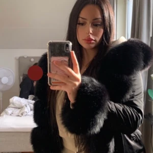 FATIMA PARKA ALL BLACK - Storlek M. Äkta päls jacka, köptes för 3999. Endast använts några gånger under en vinter, köptes år 2021. Varm och mycket bekväm, finns även päls inuti jackan, bra skick. Köparen får stå för frakten själv & priset går att diskuteras. 