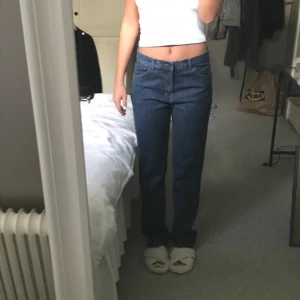 Lågmidjade raka jeans  - Så snygga jeans från flash! Liknade brendy mellvie jeansen! Jag är 170 och brukar ha 36/38 i jeans, dessa är lite långa på mig ❤️‍🔥 köparen står för frakt 