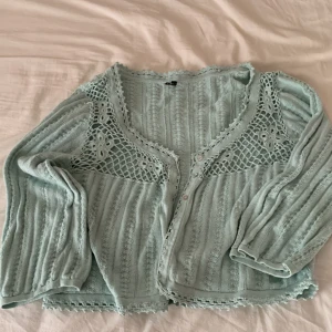 Kofta  - Bomull kort kofta med trekvart ärmar. Myntfärg 